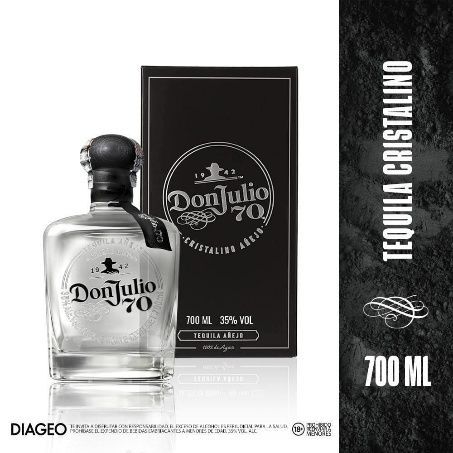 Botella y caja de tequila Don Julio 70 Cristalino sobre fondo negro. Etiqueta blanca, 700 ml, 40 % de alcohol por volumen.