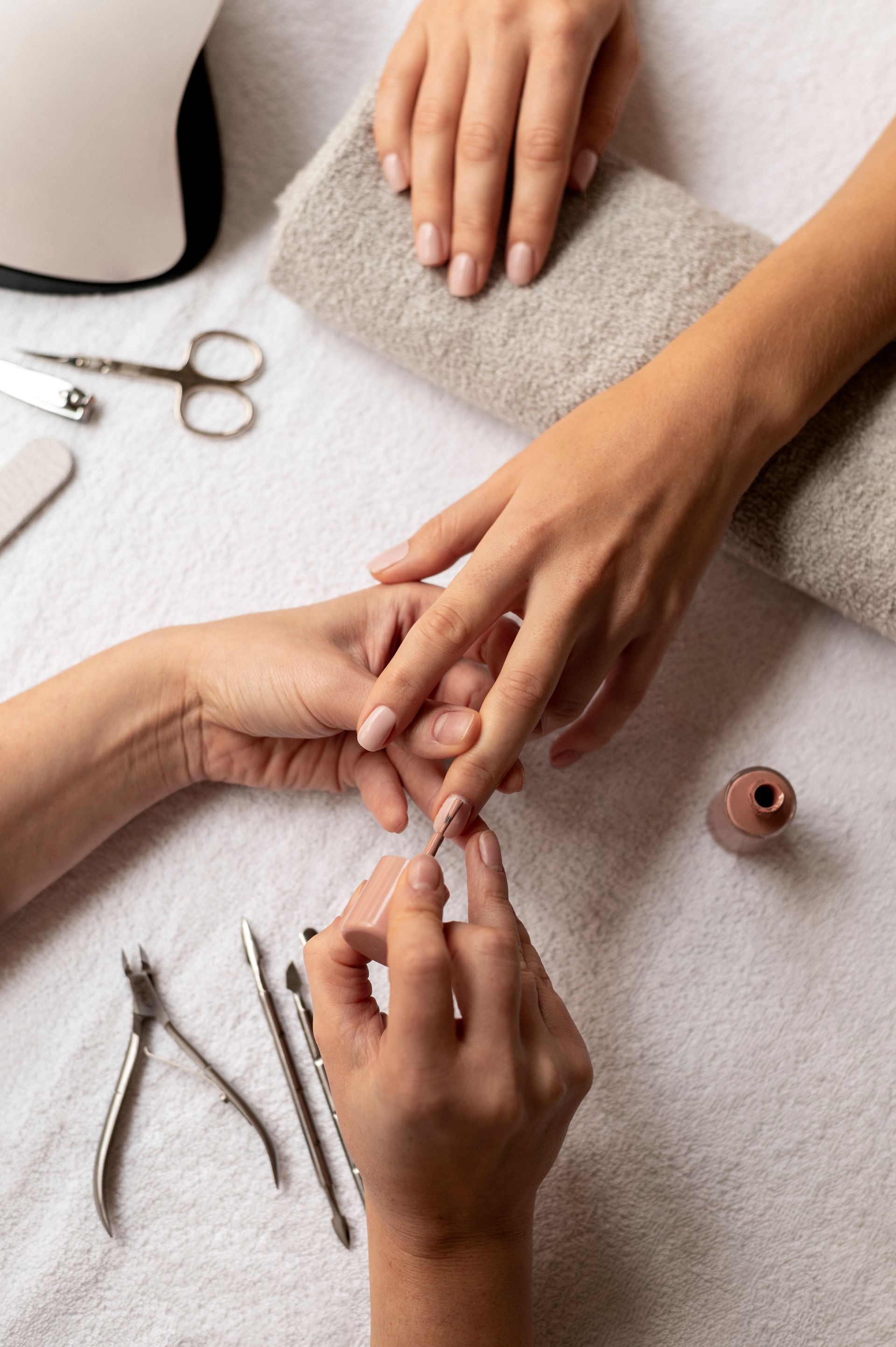 Une femme se fait peindre les ongles dans un salon de manucure.