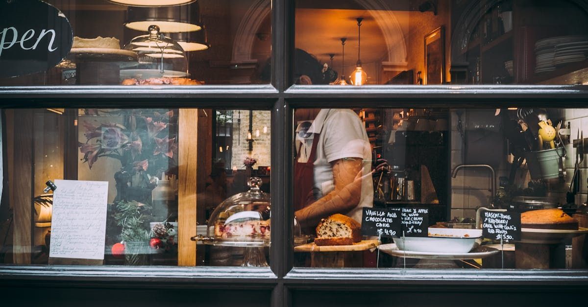 Une femme se tient devant la vitrine d'une boulangerie.