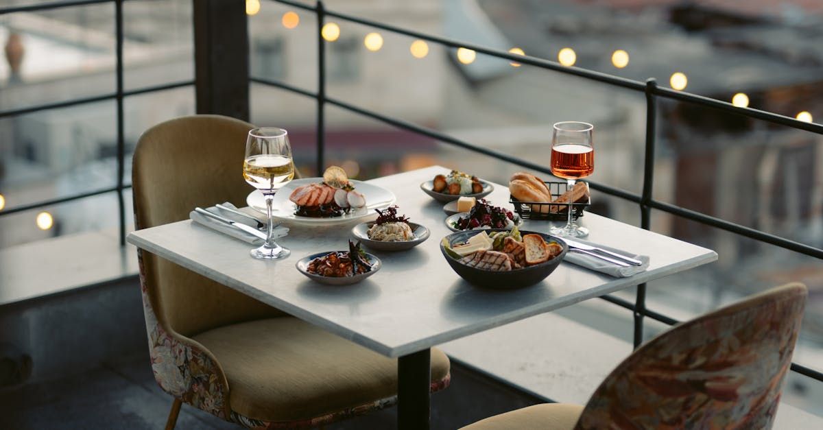 Une table avec des assiettes de nourriture et des verres de vin dessus.