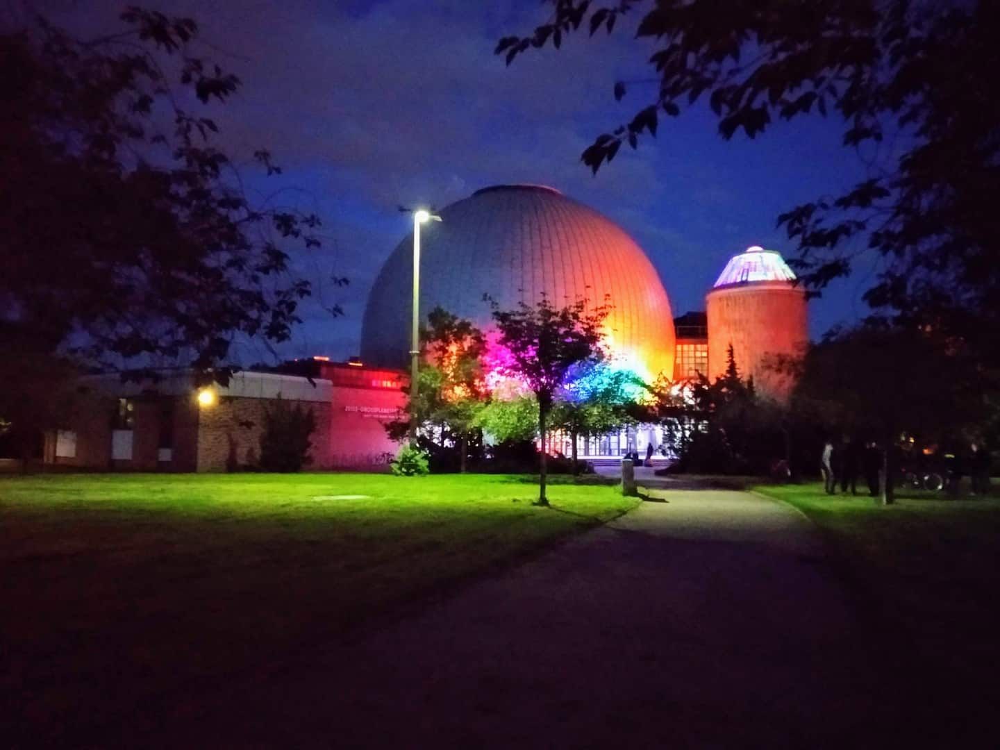 Planetarium im Park in unserer Nachbarschaft