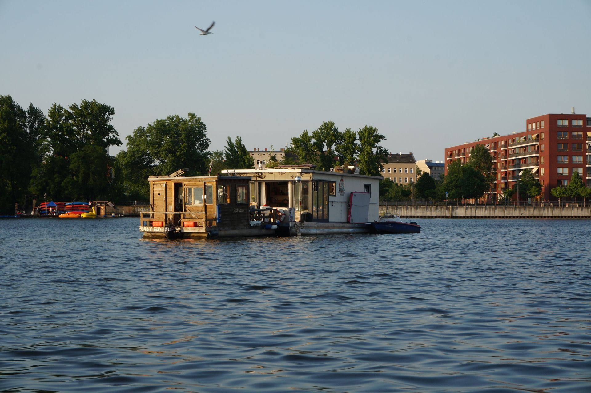Hausboat in Treptower Park in Berlin