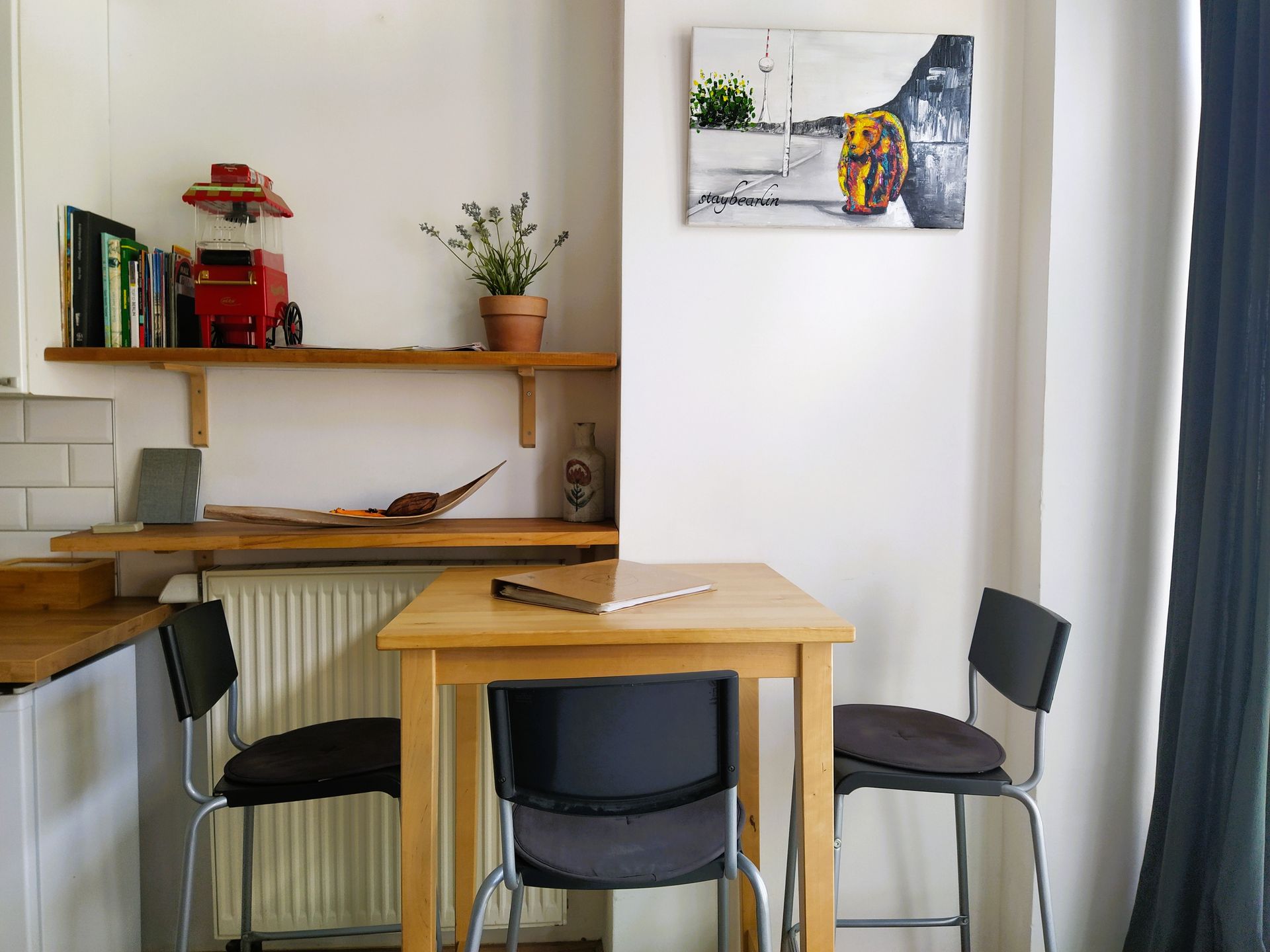 Eine Küche mit Tisch und Stühlen  in unserer Ferienwohnung im Prenzlauer Berg.