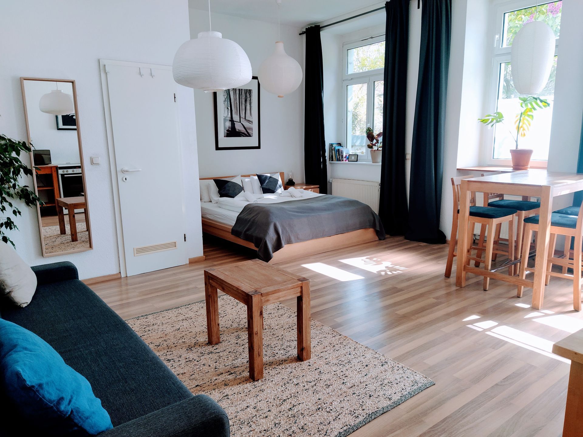 Der Wohnbereich unserer Ferienwohnung im Prenzlauer Berg