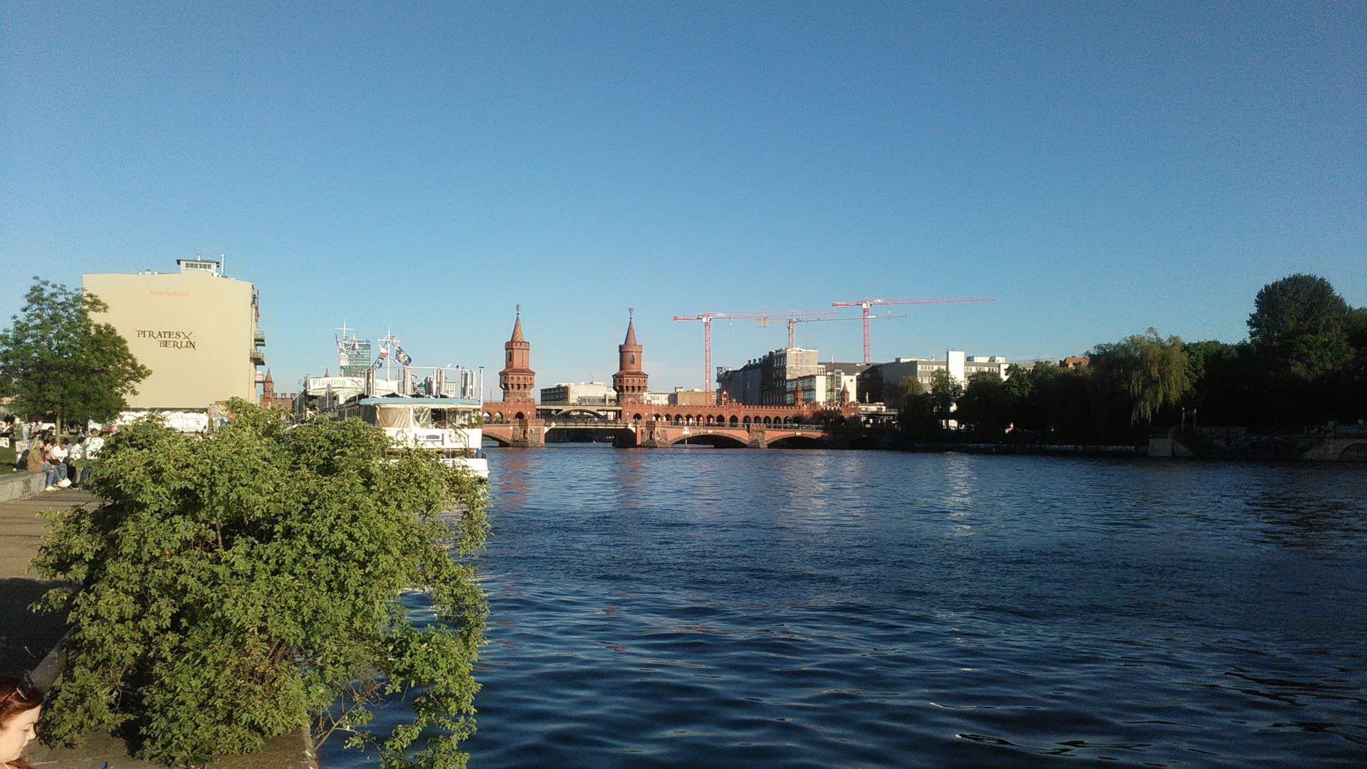 Auf der Spreeseite der East Side Gallery, Blick auf die Oberbaumbrücke