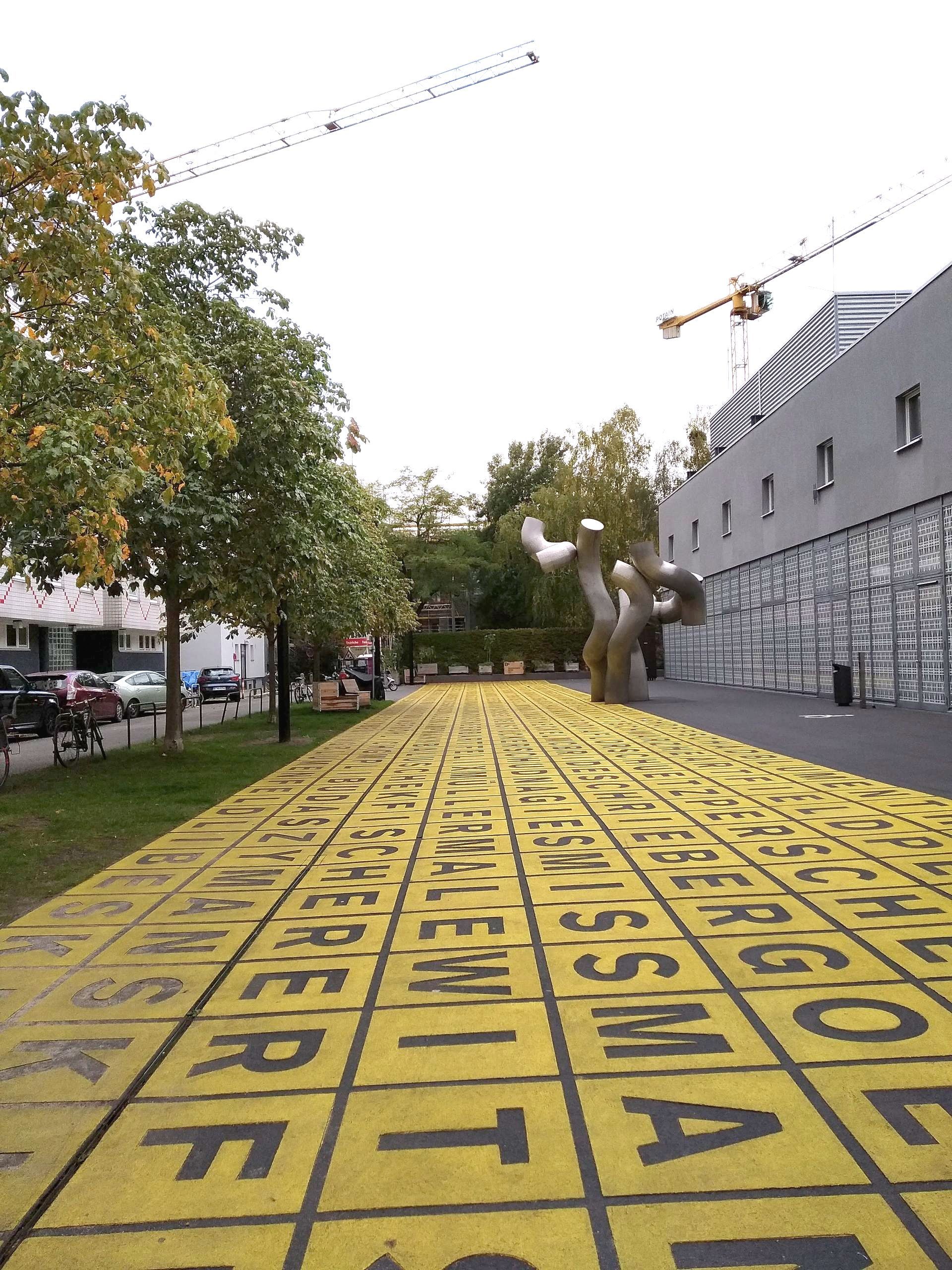 Vor der Berlinischen Gallerie in Berlin Kreuzberg