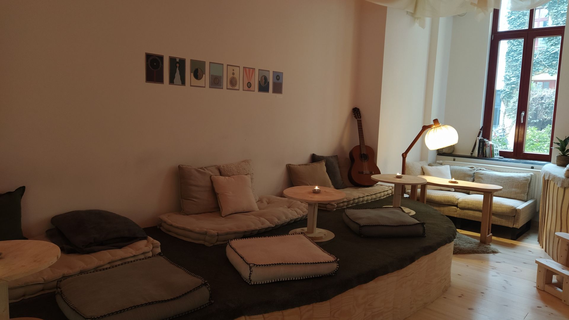 cozy seating at Teeraum Sanvian in prenzlauer berg in berlin