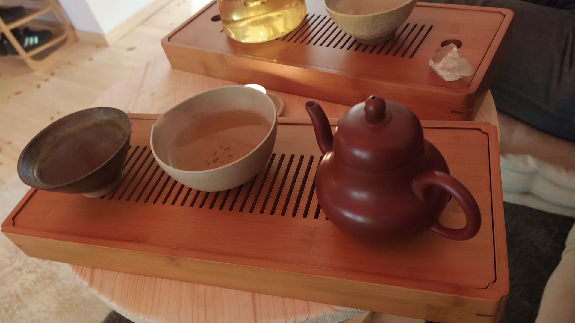 A wooden tray with two bowls and a teapot on it at Teeraum Sanvian
