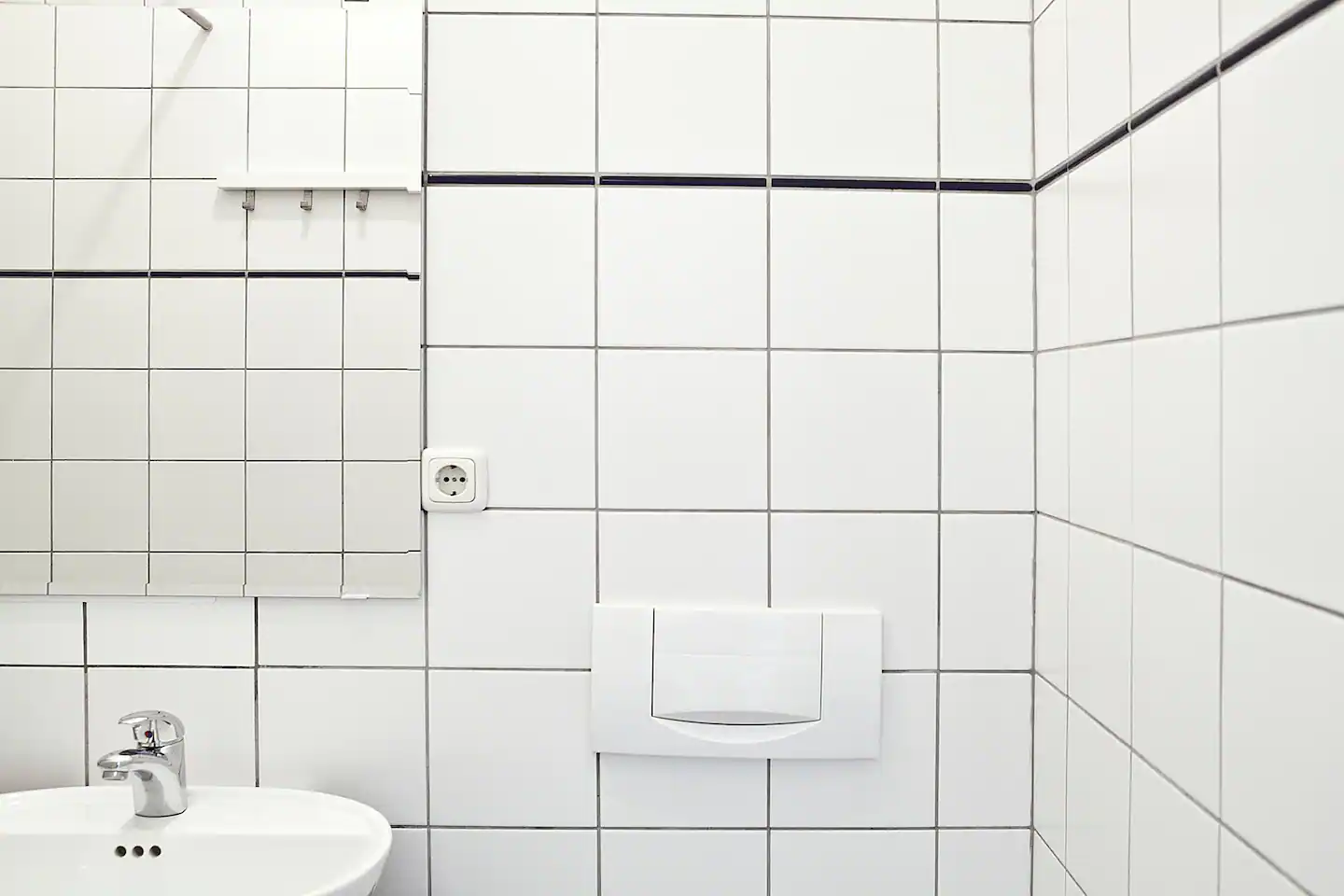 Waschbecken und Toilette