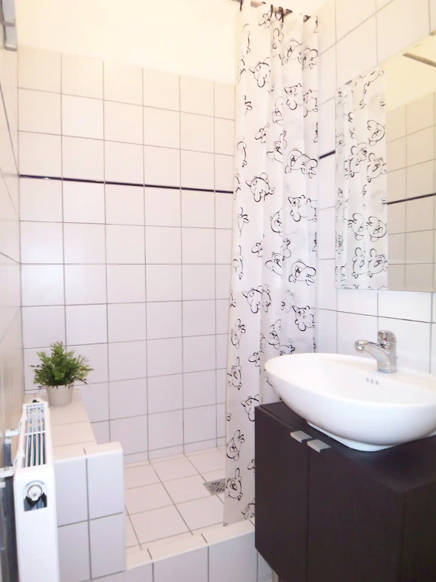 Bad mit Dusche und Waschbecken