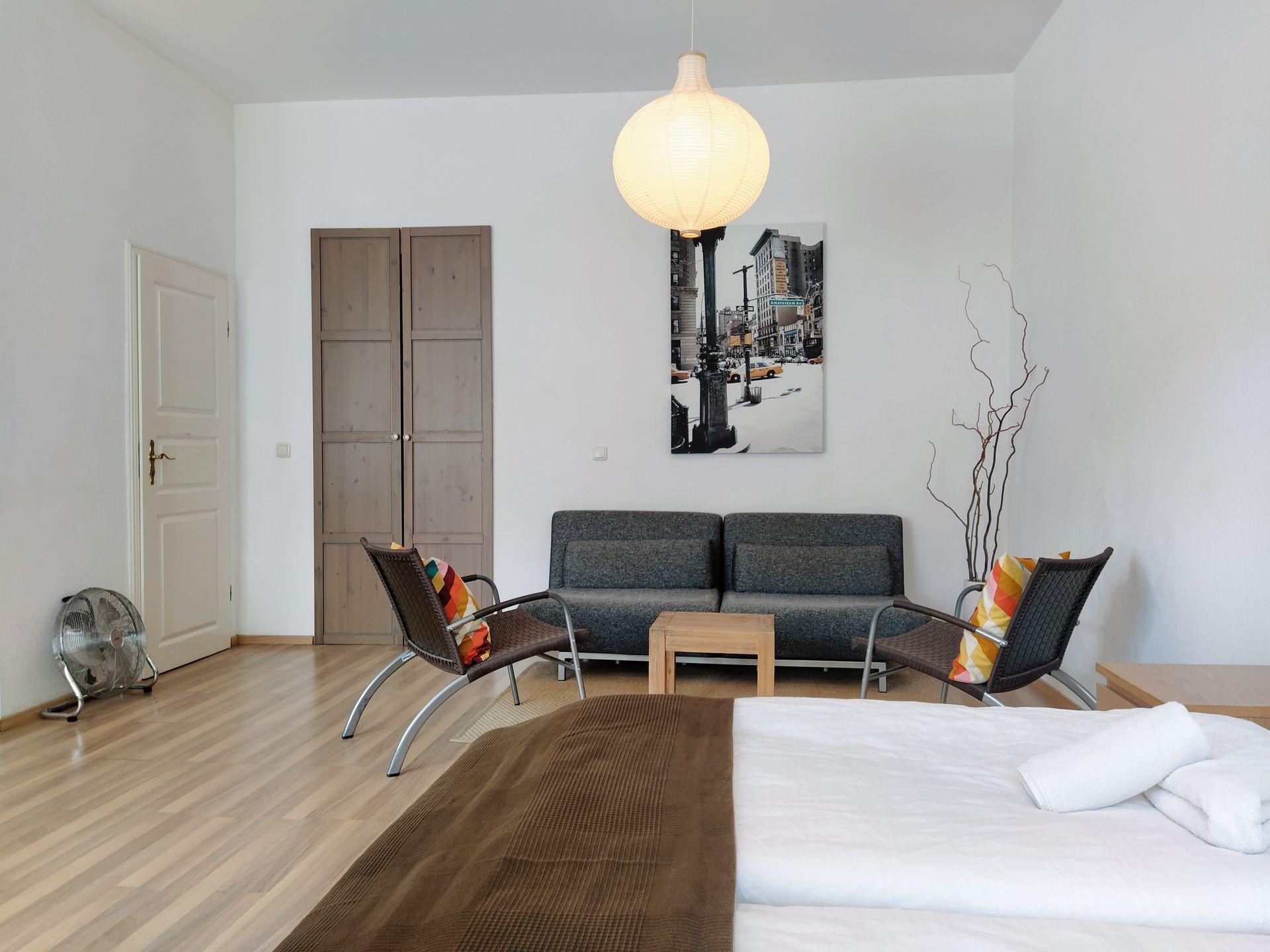 A living room with a couch , chairs , a table and a painting on the wall in our Berlin vacation rental