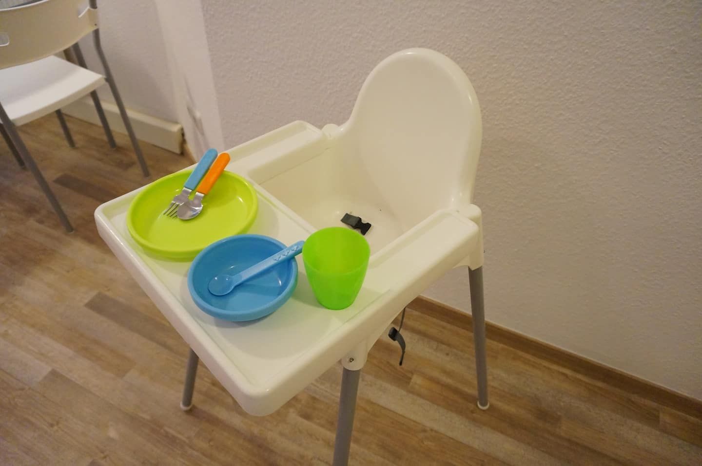 Kinderhochstuhl und Kinderteller und Kinderbesteck