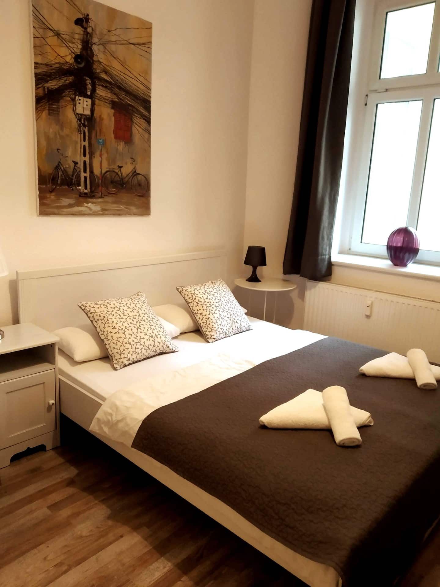 Das Bett im ersten Schlafzimmer unseres Airbnbs