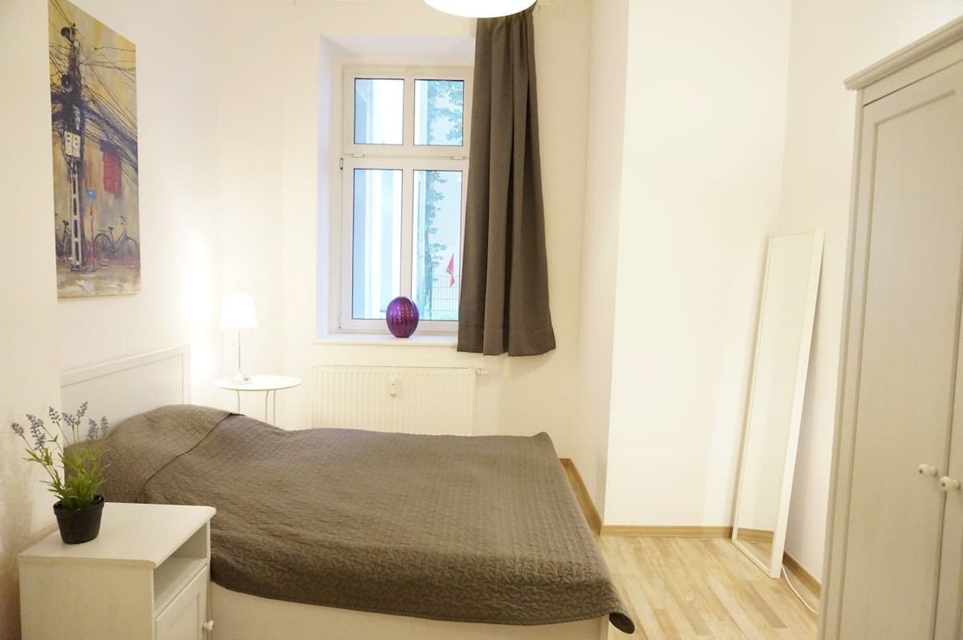 Bett und Kleiderschrank im ersten Schlafzimmer