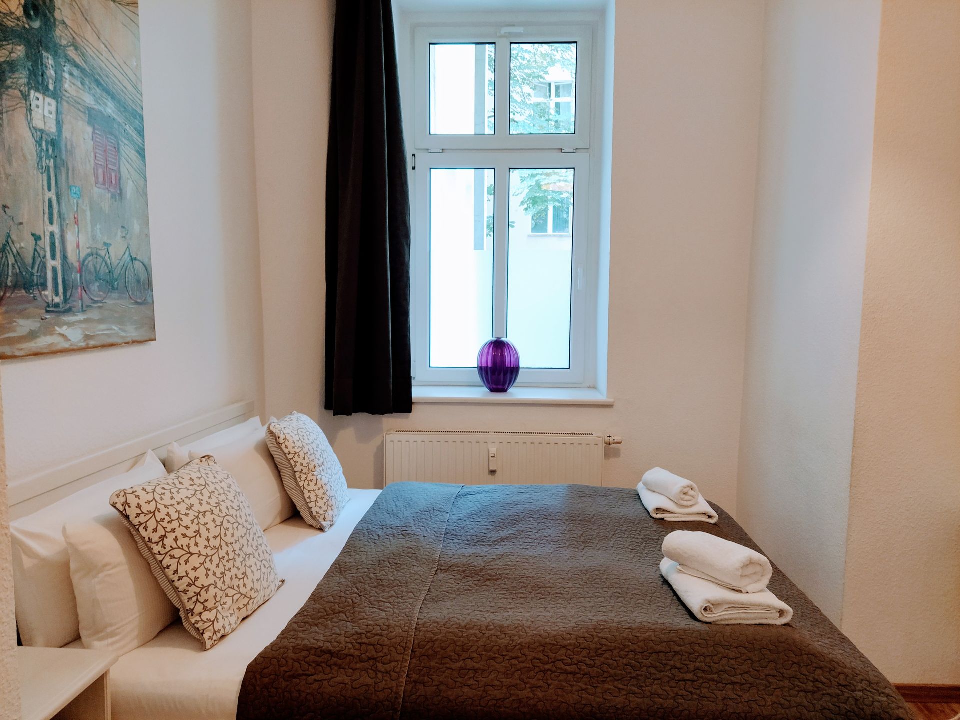 Bett im ersten Schlafzimmer