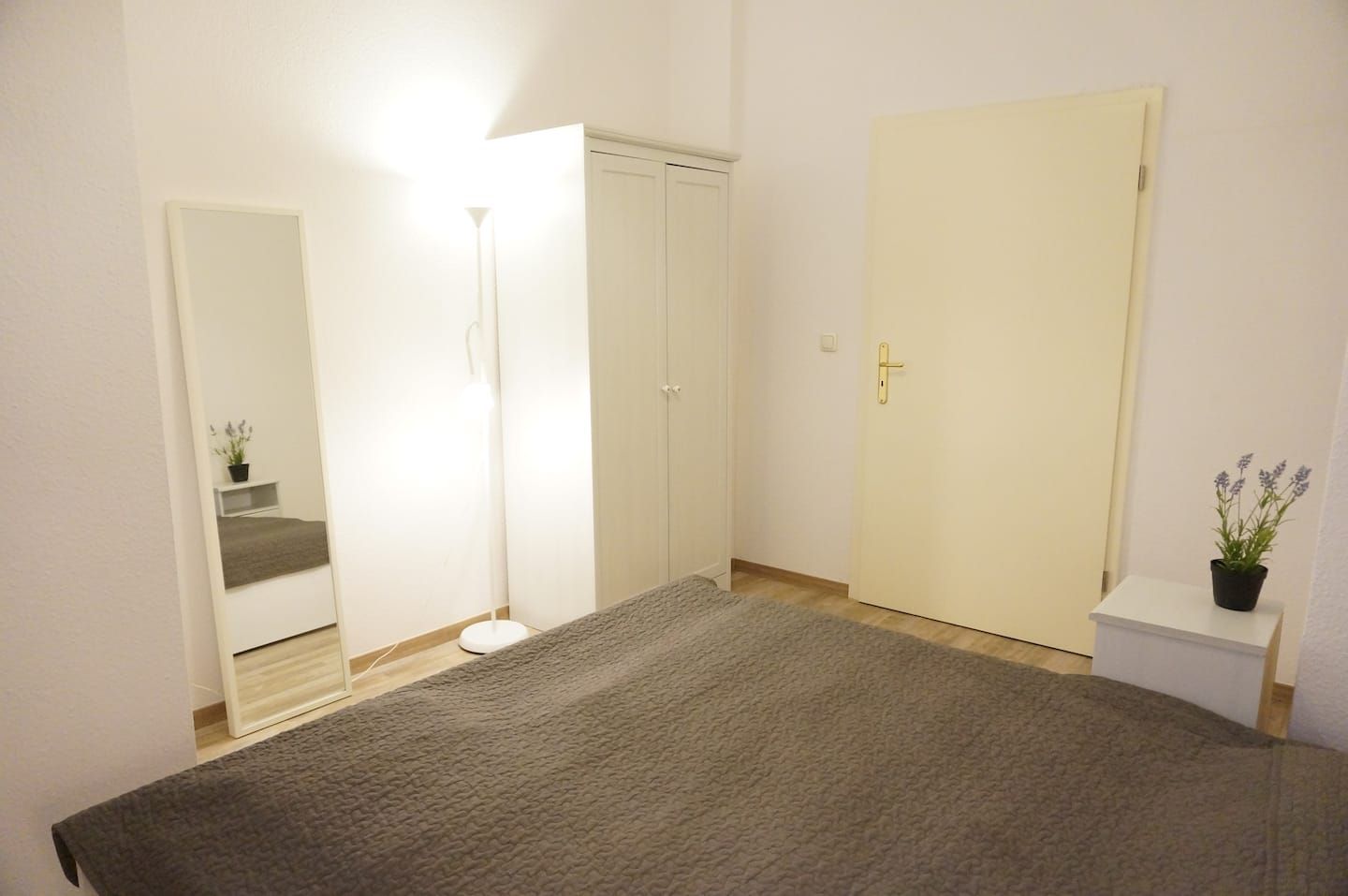 Bett im ersten Schlafzimmer