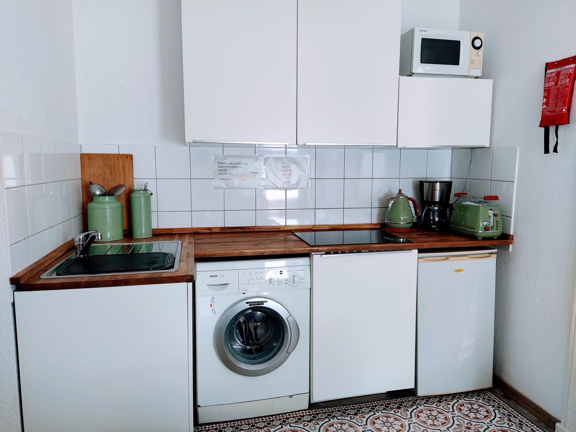 Küche mit Waschmaschine und Toaster, Wasserkocher und Kaffeemaschine