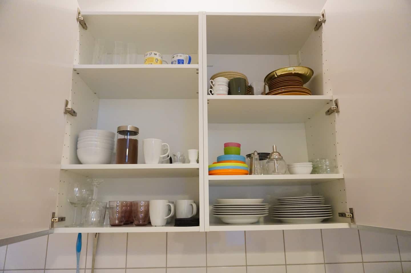Unsere Ferienwohnung ist mit Tellern und Tassen und Gläsern ausgestattet