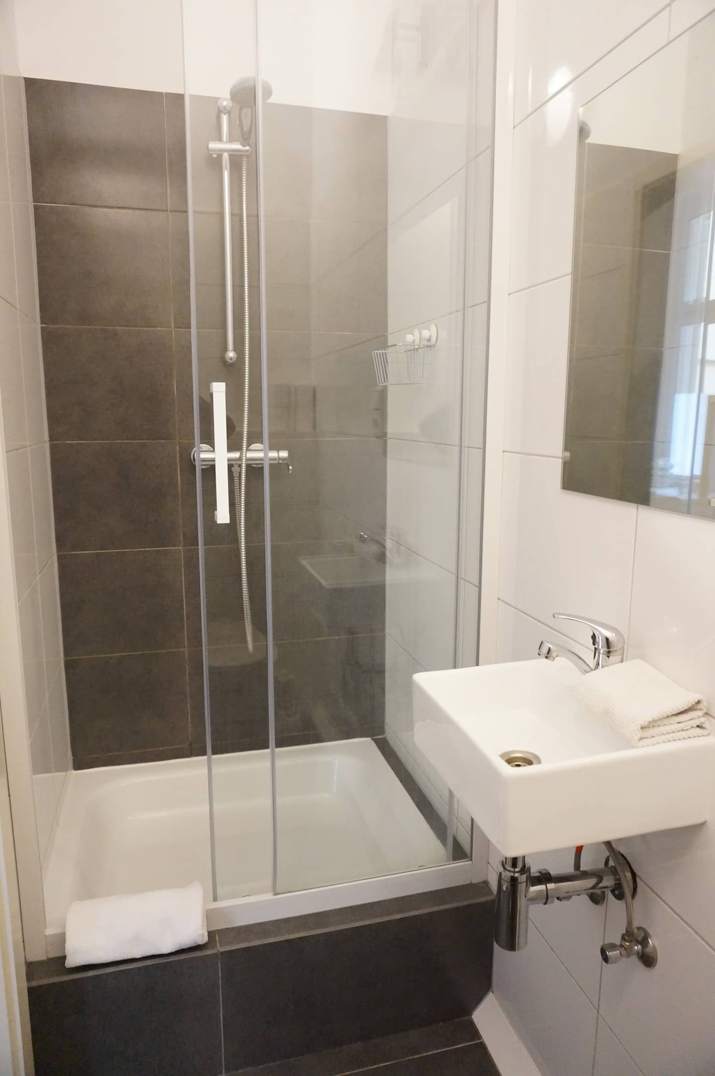 Dusche und Waschbecken