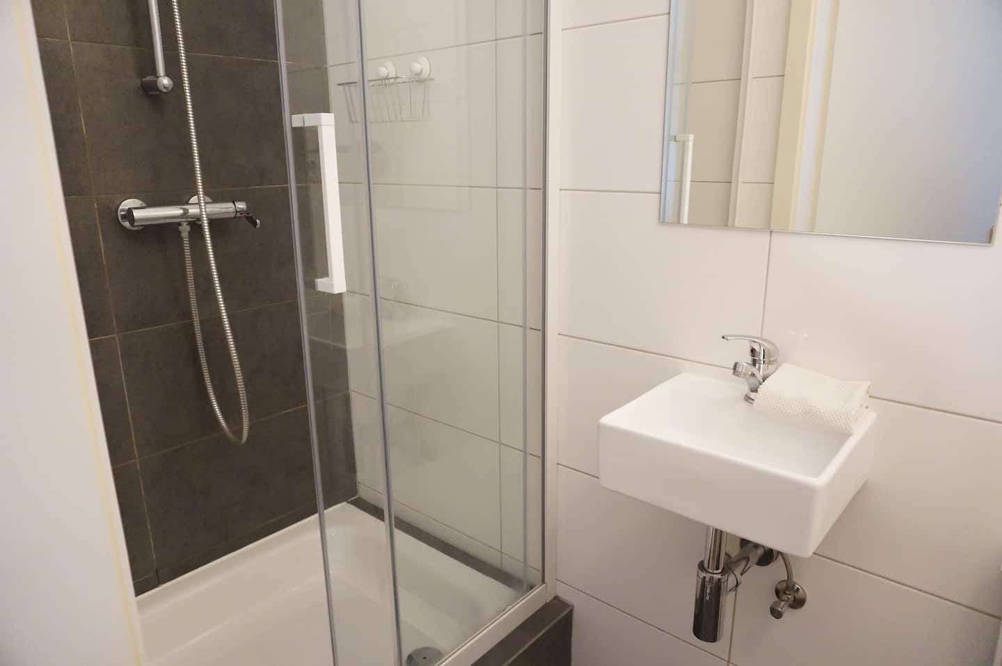 Bad mit Dusche und Waschbecken