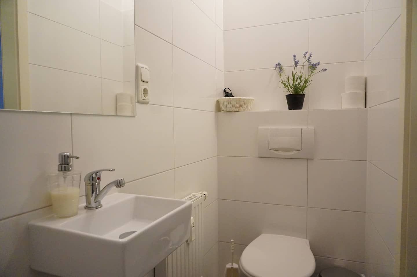 Bad mit Waschbecken und Toilette