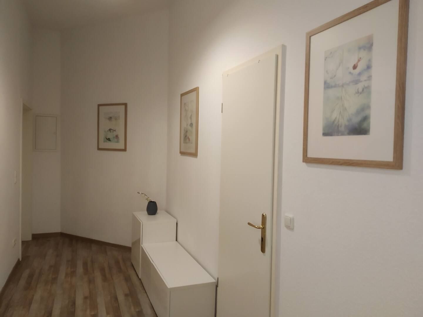 Flur mit Kunst