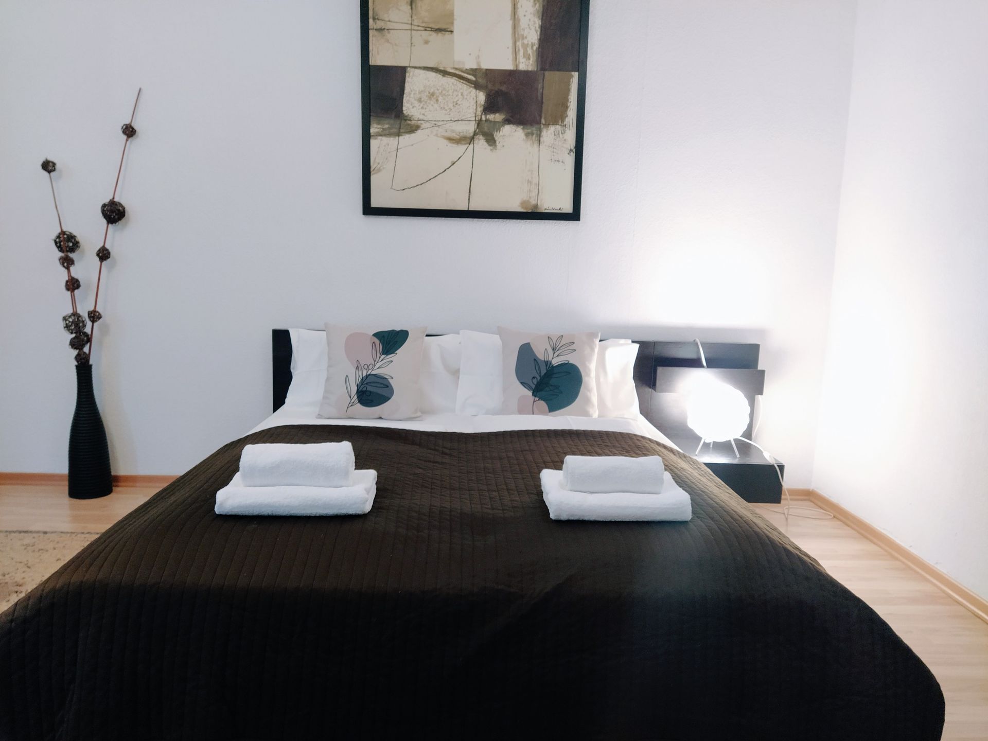 A bedroom with a bed and a picture on the wall in our holiday let in Berlin close to the Mauerpark