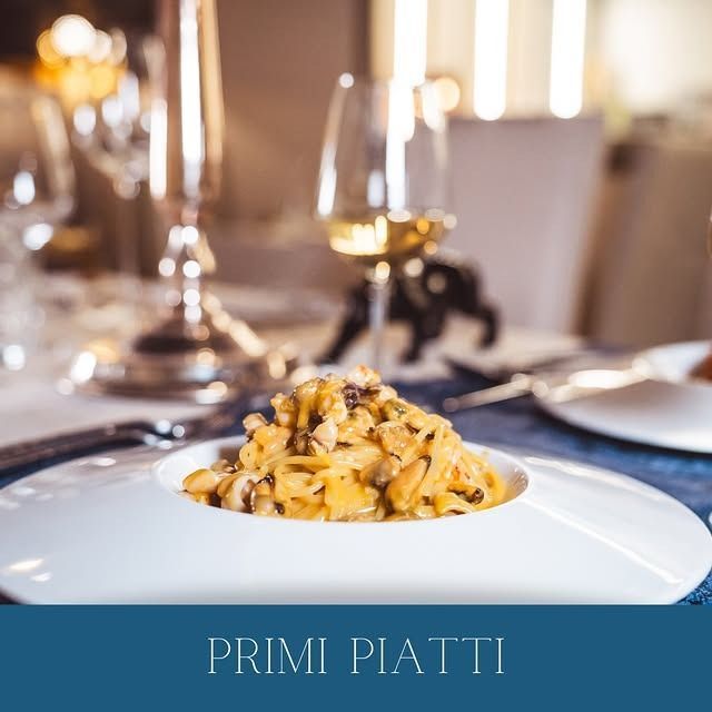 Piattto raffinato di tagliatelle al granchio servito in un ristorante di mare elegante.