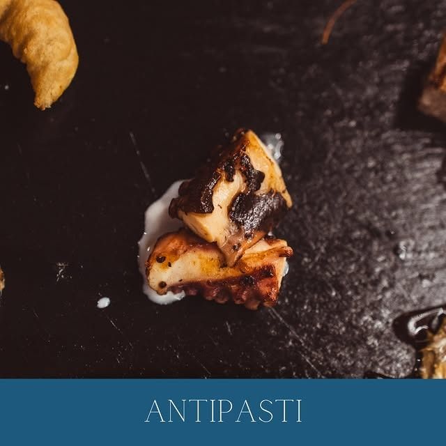 Sala ristorante elegante e accogliente con luci soffuse e atmosfera sul mare.