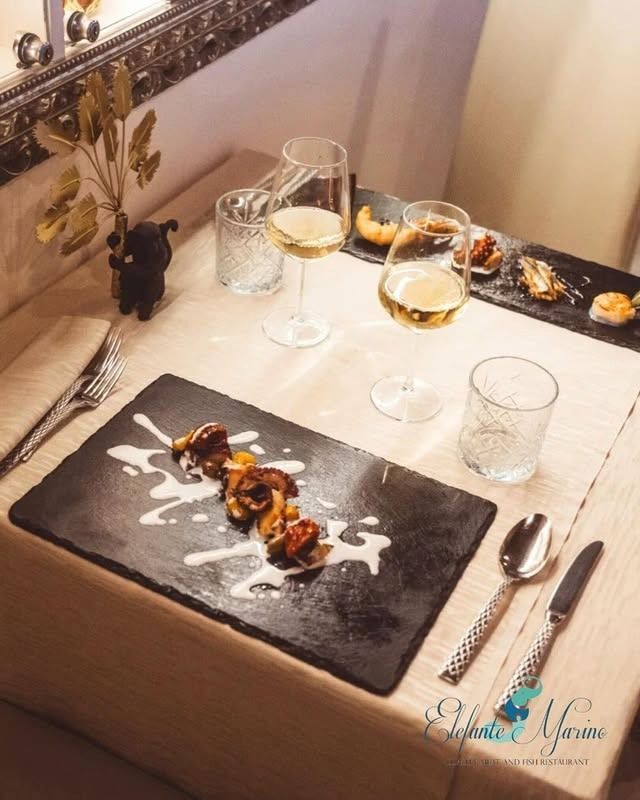 Una ripresa dall'alto di una tavola apparecchiata in modo formale