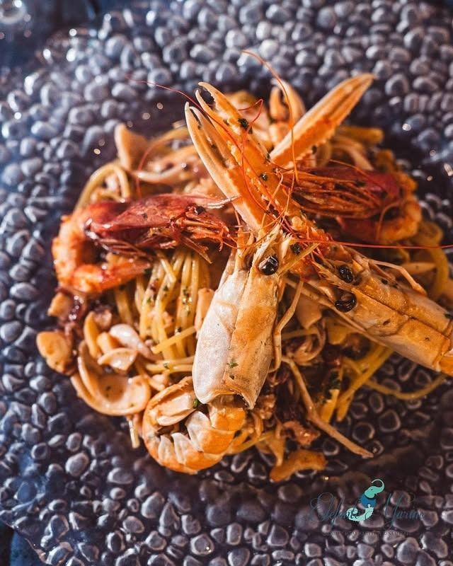 Un piatto di pasta ai frutti di mare con scampi e calamari