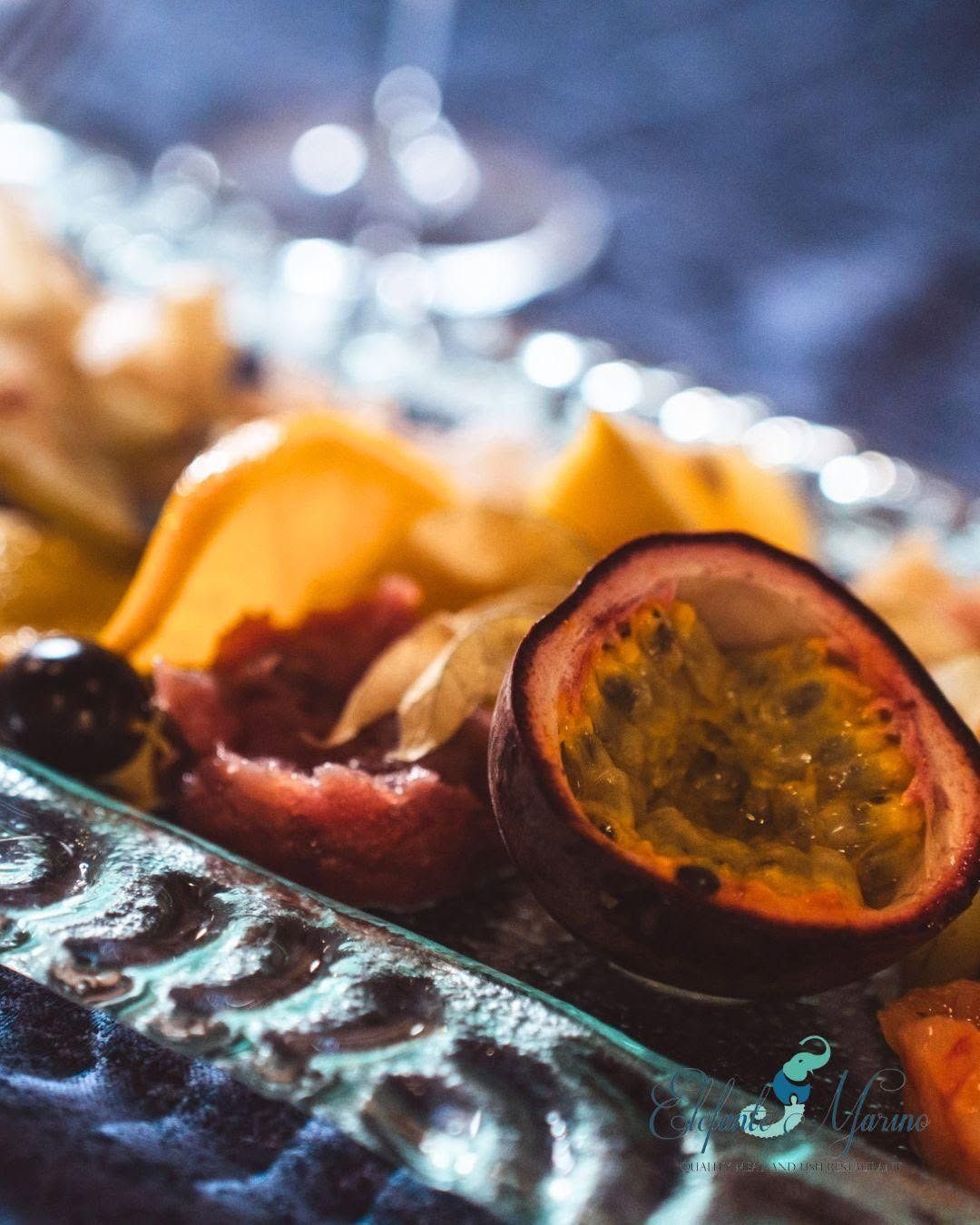 Primo piano di un frutto della passione tagliato a metà