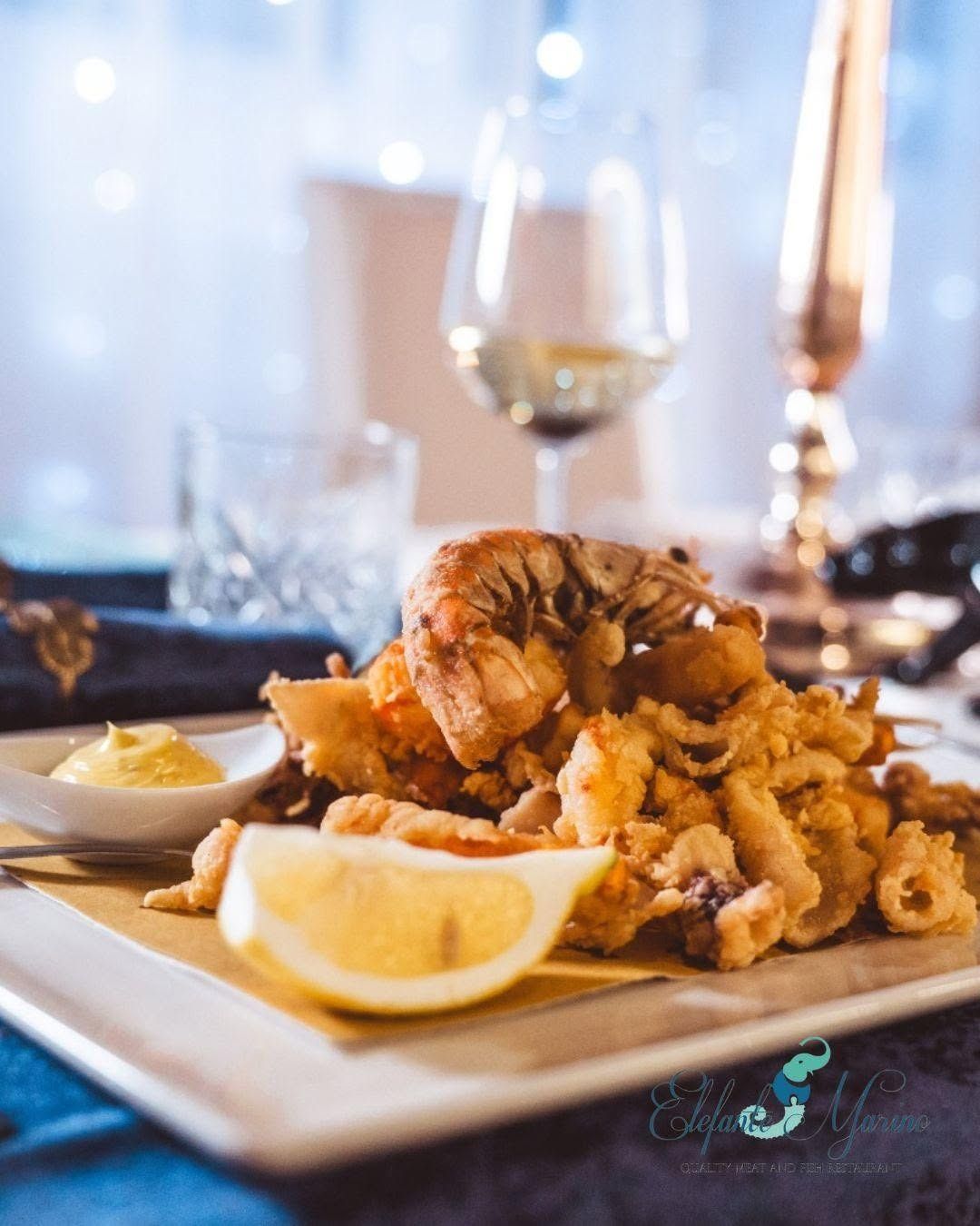 Un piatto di frutti di mare fritti dorati, con coda di aragosta e calamari