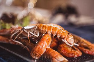 Tavolo apparecchiato in ristorante sul mare con atmosfera elegante.