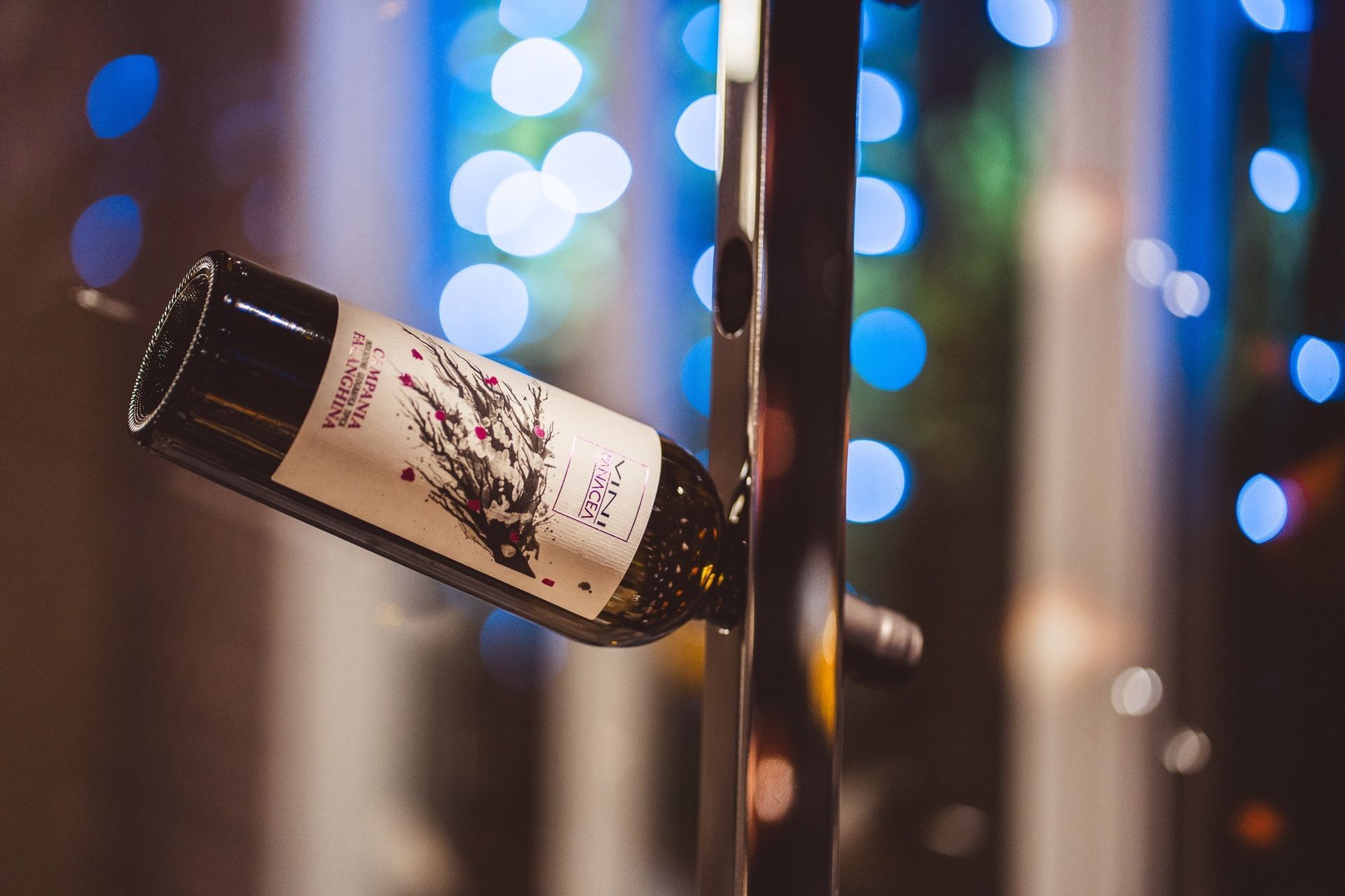 Una bottiglia di vino è montata orizzontalmente su un supporto metallico