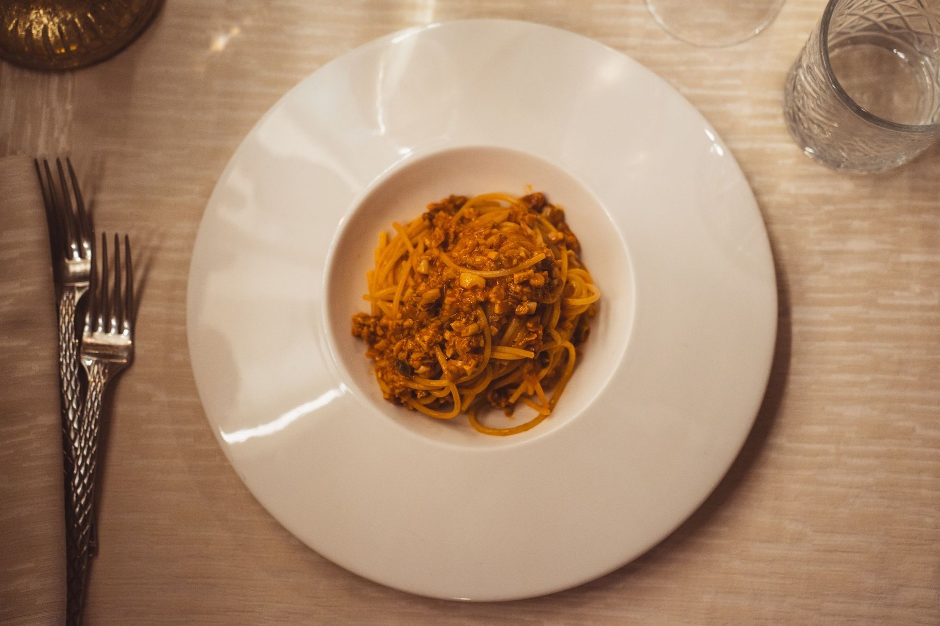 Un piatto di spaghetti alla bolognese su un tavolo di legno