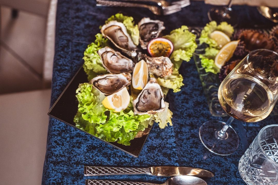 Tavola elegante preparata per una cena speciale di mare.