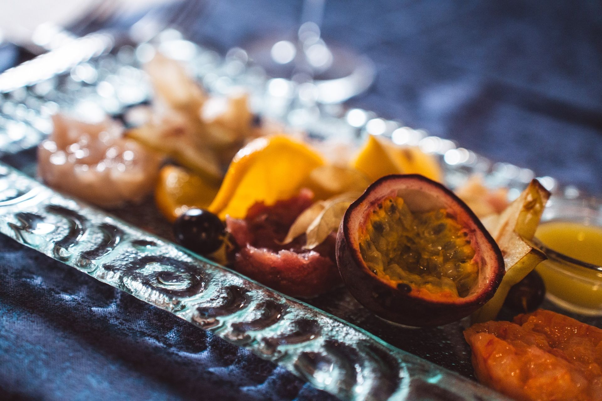 Una selezione di frutta fresca, tra cui frutto della passione e fette di agrumi