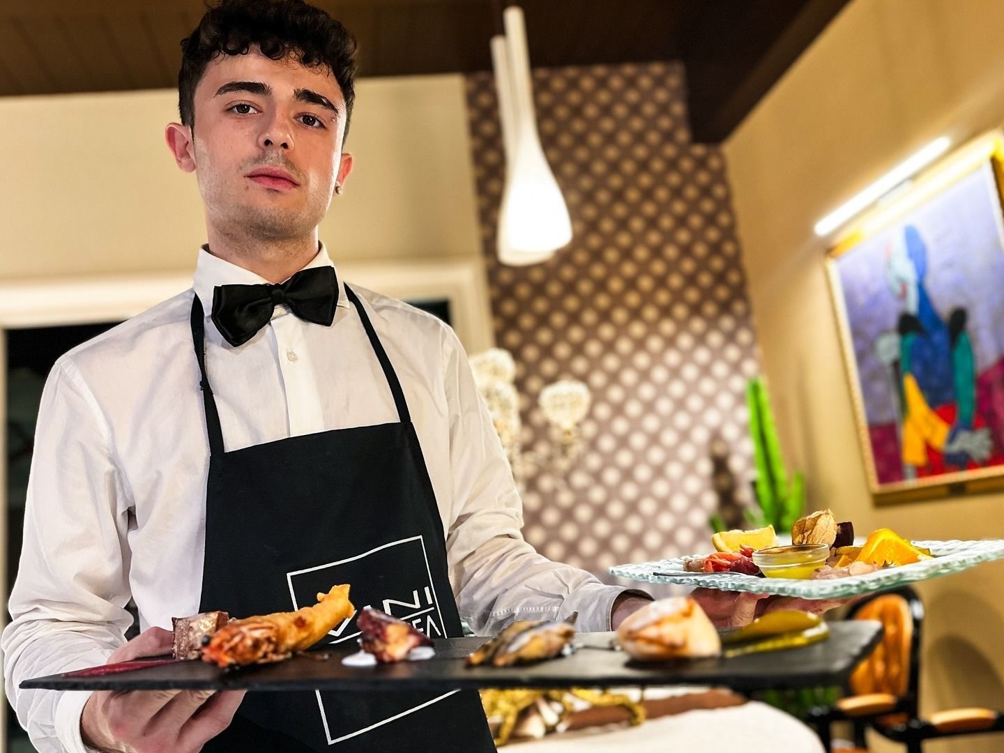 In un ristorante elegante e scarsamente illuminato