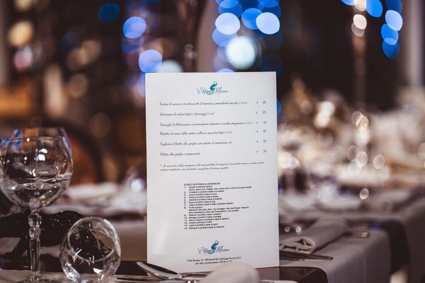 Ingresso di un ristorante di mare raffinato con accoglienza calda e ambientazione elegante.