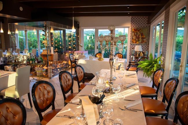 Interno del locale elegante e rilassante con atmosfera marina.