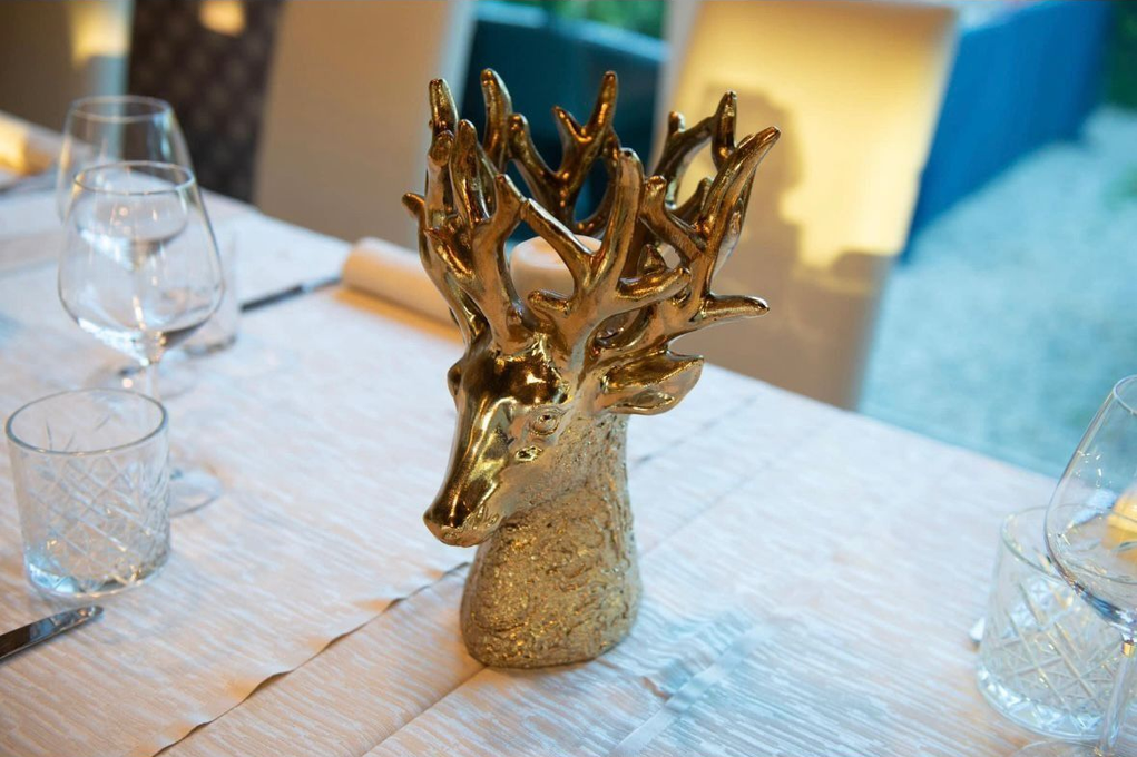 Dettaglio di una tavola di ristorante di mare con ceramiche raffinate e atmosfera curata.