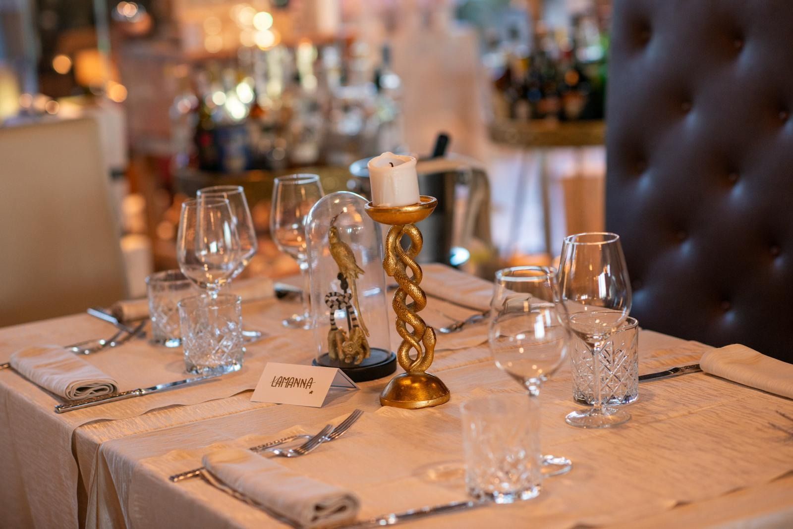 Una tavola apparecchiata in modo formale in un ristorante a luci soffuse