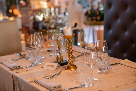 Sala elegante di un ristorante di mare con atmosfera rilassata e tavoli apparecchiati.