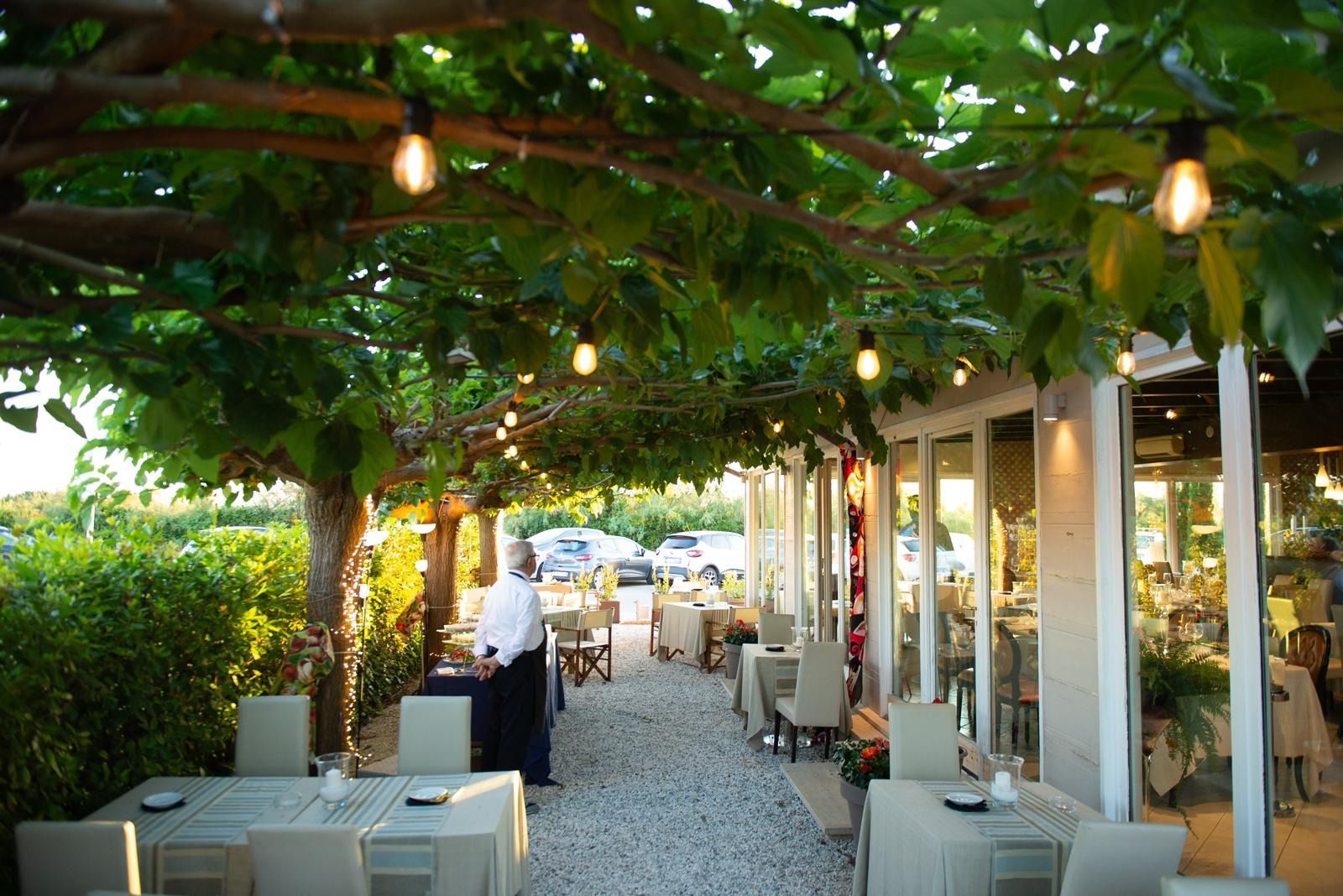 Terrazza esterna del ristorante con tavoli