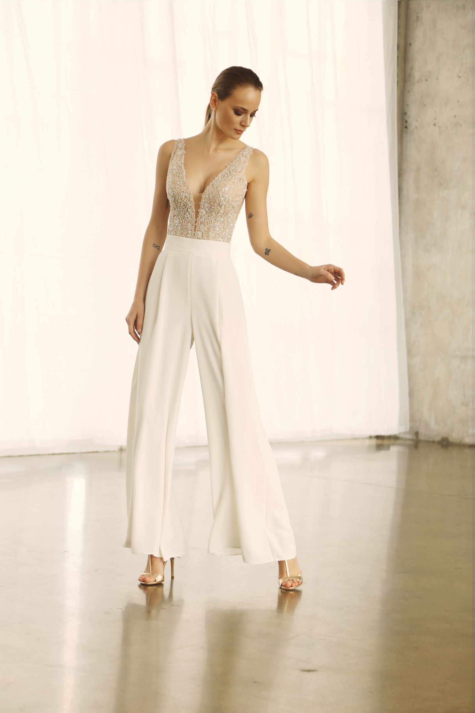 Eine Frau in einem weißen Overall steht in einem Raum.