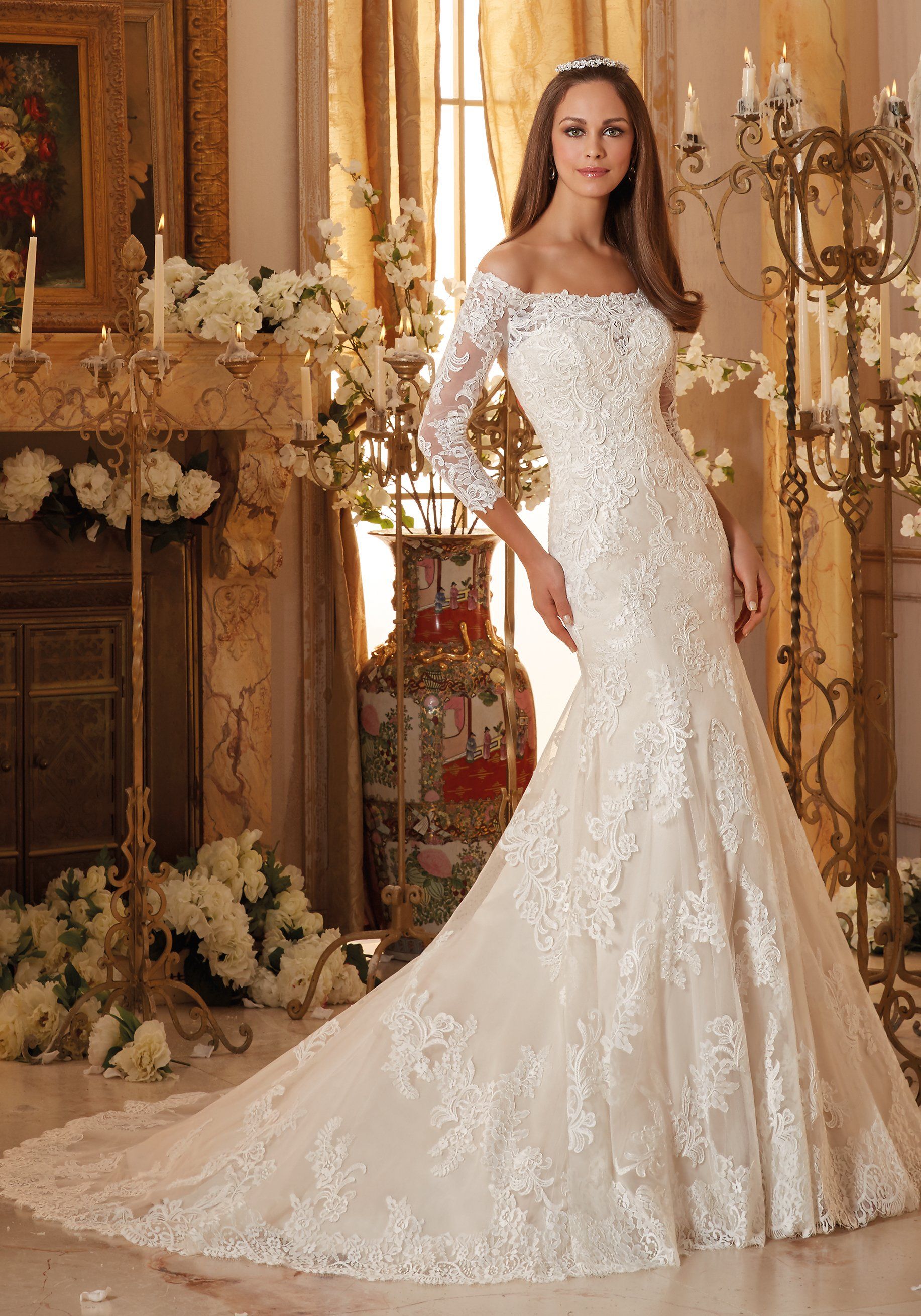 Eine Frau in einem Brautkleid steht vor einem Kamin.