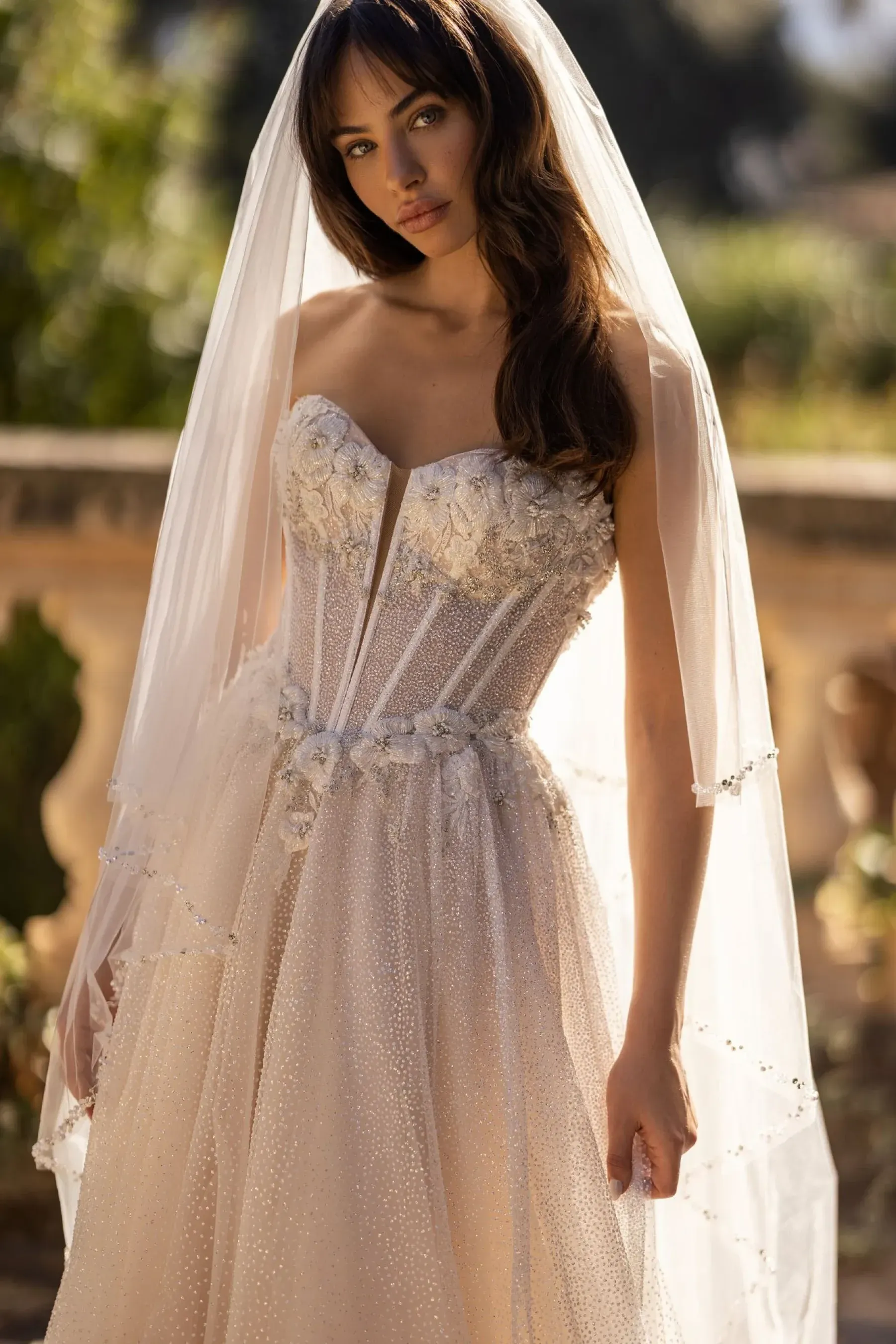 Eine Frau trägt ein Brautkleid und einen Schleier.