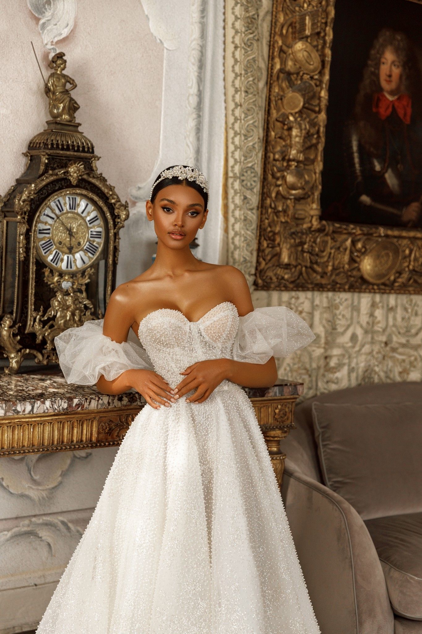 Eine Frau in einem Brautkleid steht vor einer Uhr.