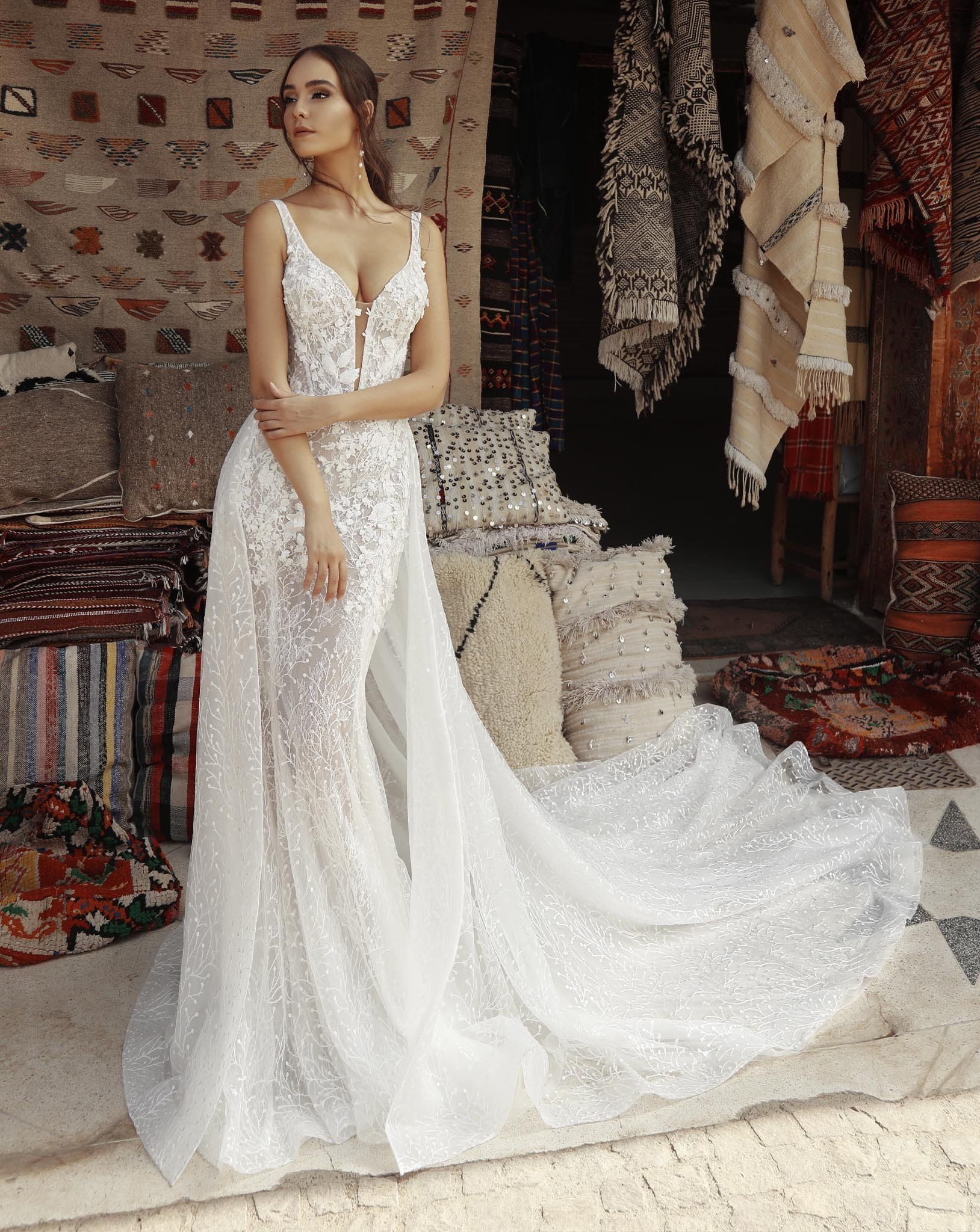 Eine Frau in einem weißen Brautkleid steht vor einem Geschäft.